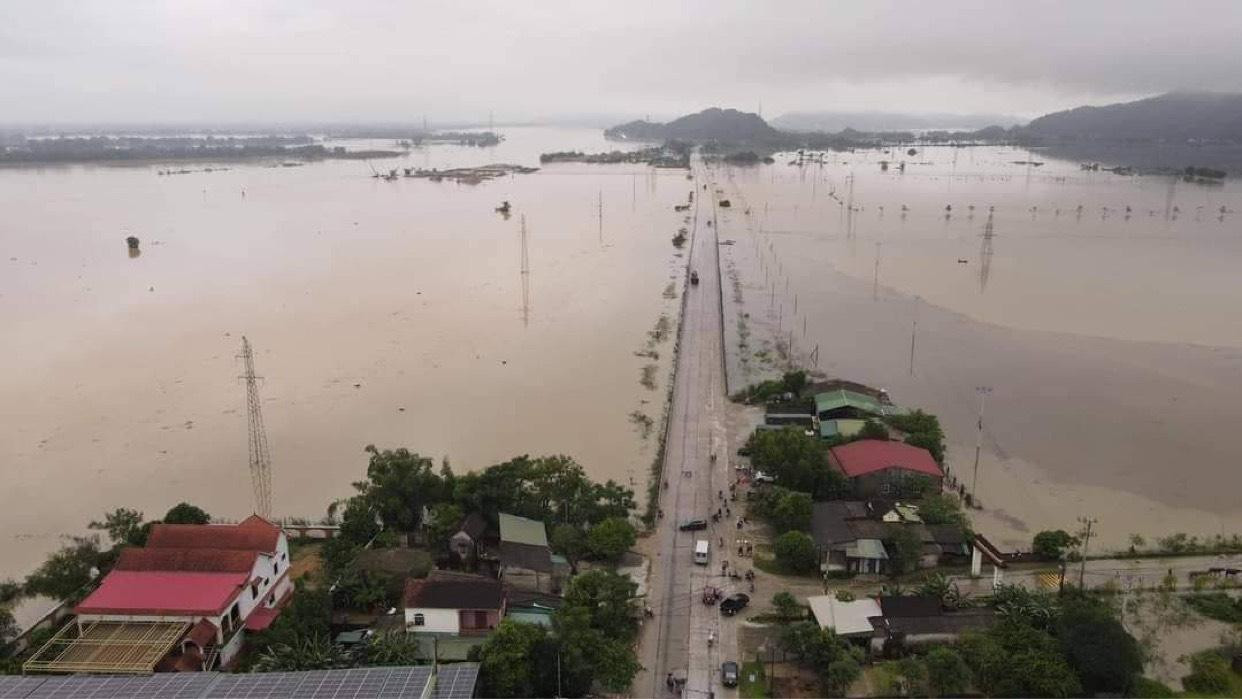 Đoạn đường bị ngập sâu lực lượng cắt cử phương tiện không được đi vào khu vực nguy hiểm. Đoạn đường bị ngập sâu lực lượng cắt cử phương tiện không được đi vào khu vực nguy hiểm.