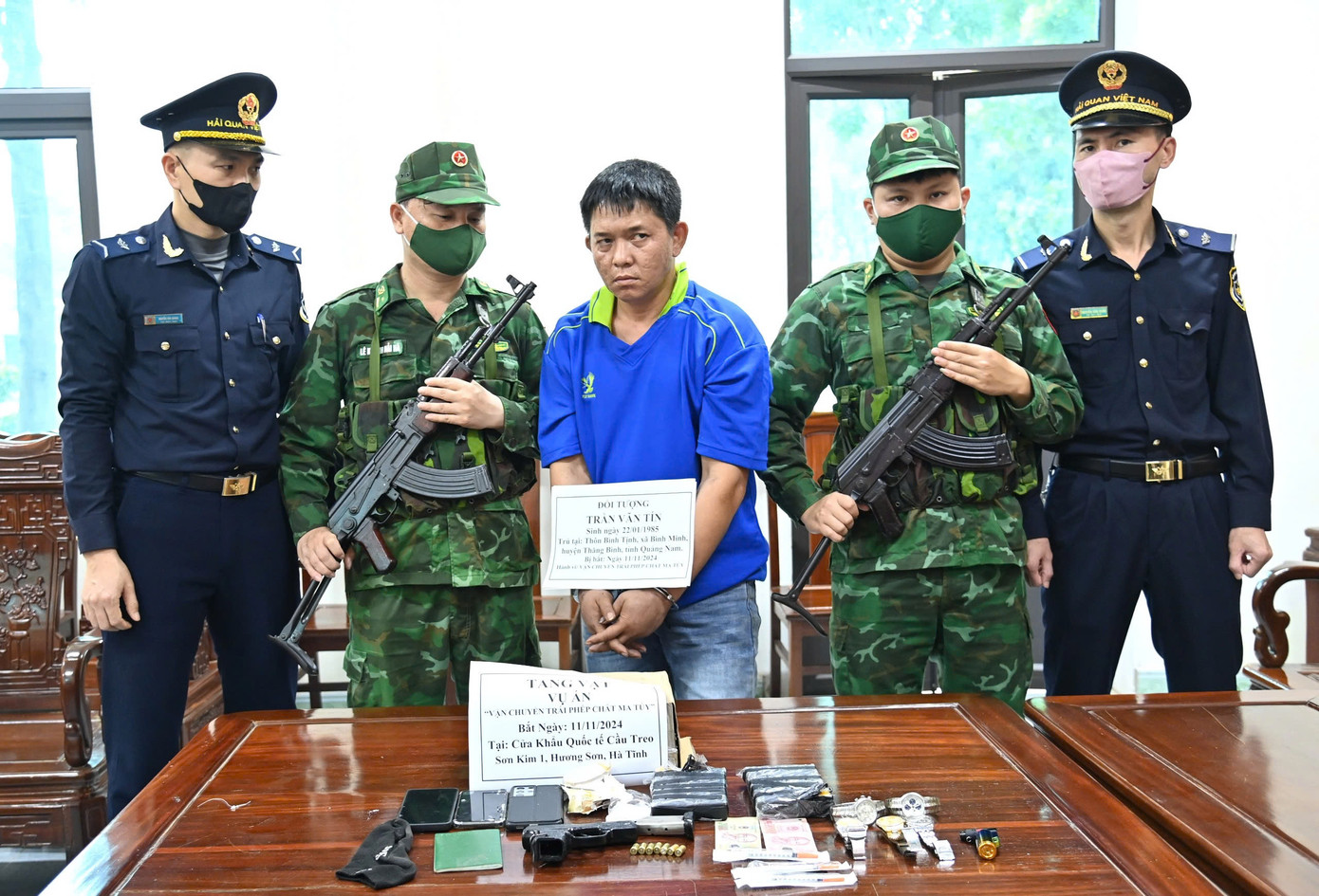 Đối tượng bị bắt giữ cùng tang vật. Đối tượng bị bắt giữ cùng tang vật.