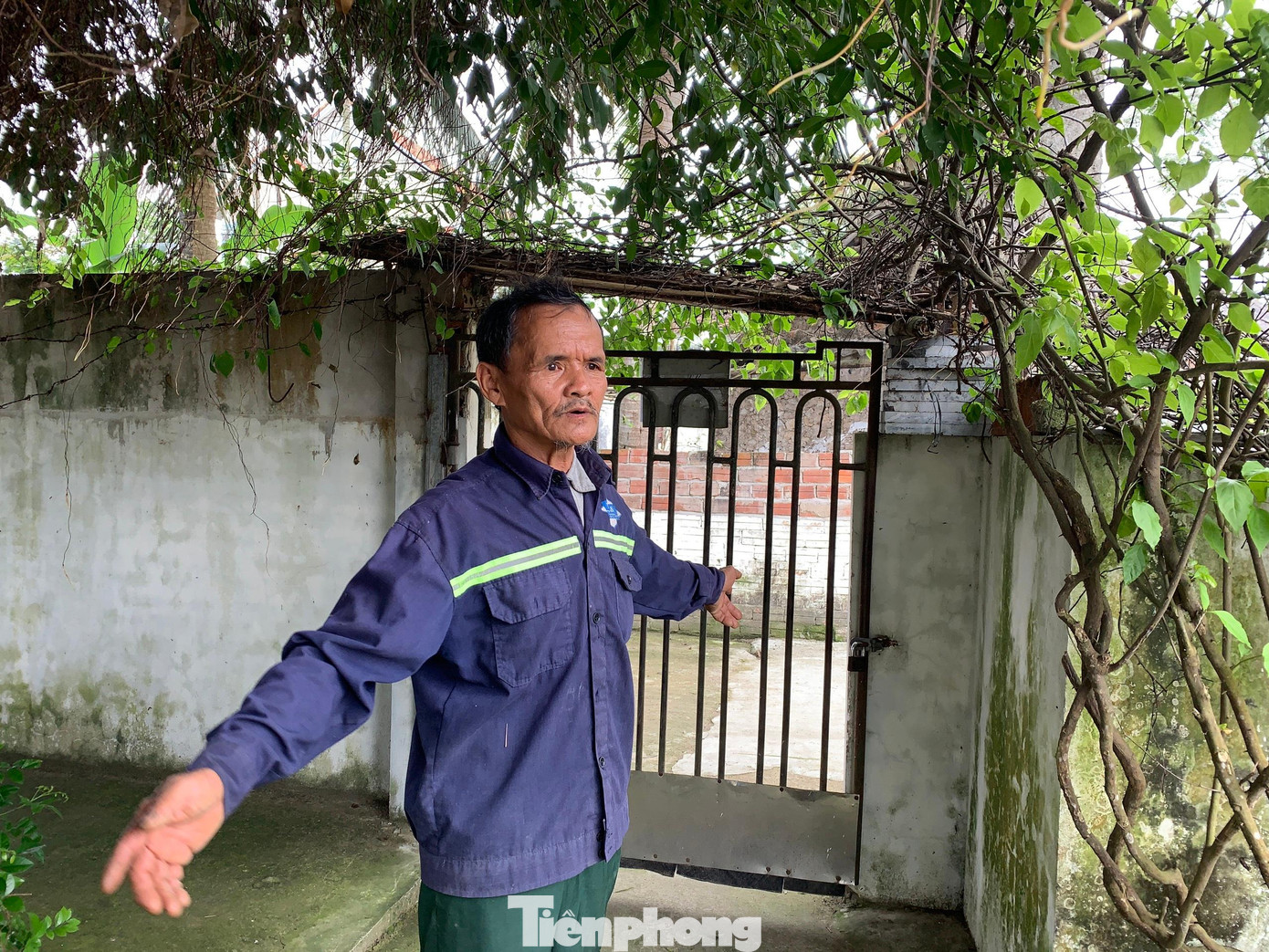 Các cổng ở đền được khoá lại.