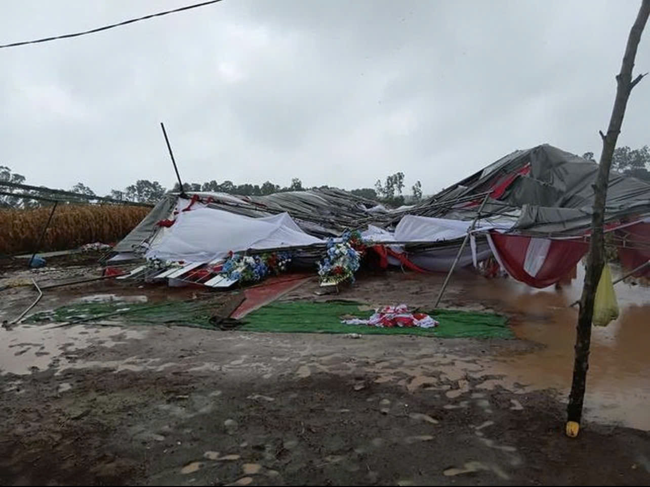 Rạp cưới đổ sập do mưa lớn kèm theo gió lốc.