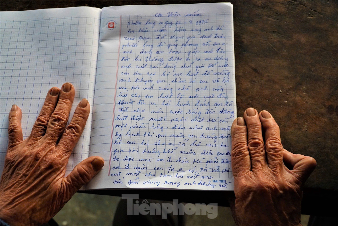 Mỗi dịp tháng 4, bà Đặng Thị Xuân lại cầm chép lại bức thư tay của chồng gửi về từ chiến trường.