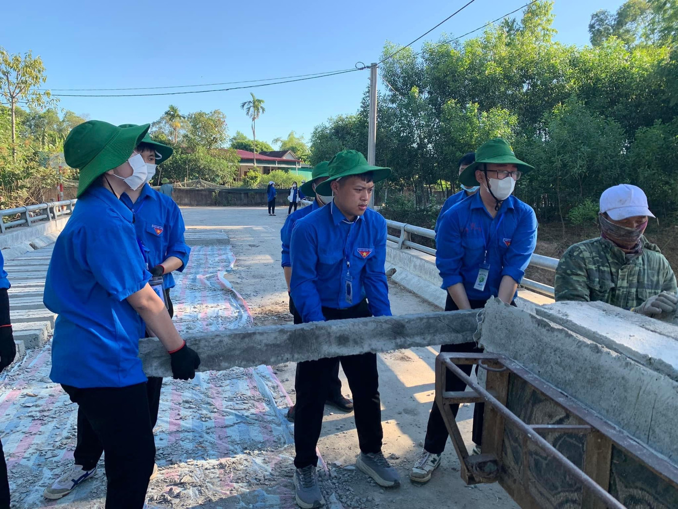 Trong chiến dịch Mùa hè xanh năm nay, các đội thanh niên tình nguyện tiếp tục tham gia các hoạt động tình nguyện hỗ trợ xây dựng nông thôn mới, đô thị văn minh. Trong ảnh các tình nguyện viên trường Học viện Tài chính tham gia tình nguyện tại Hà Tĩnh.