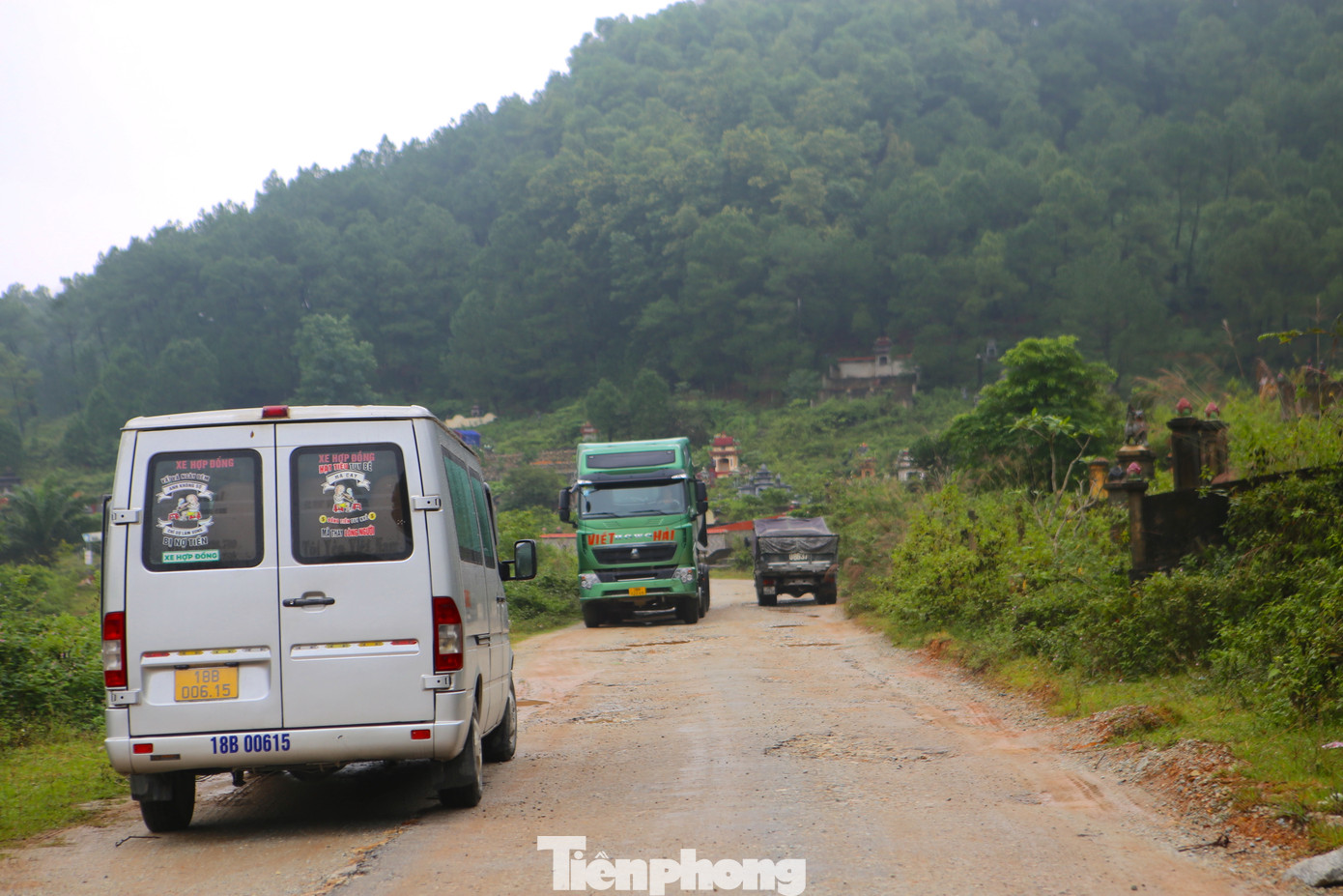 Mỗi ngày con đường này phải “cõng” hàng trăm lượt xe trọng tải lớn chở đá. Đây là con đường độc đạo đi qua xã Kim Hoa, tại xã này có đến 3 mỏ đá hoạt động (mỏ Hùng Bình, Đại Long, và mỏ Sơn Nguyệt). Vì lưu lượng xe chạy quá đông, nên tuyến đường đã xuống cấp nhiều năm qua.