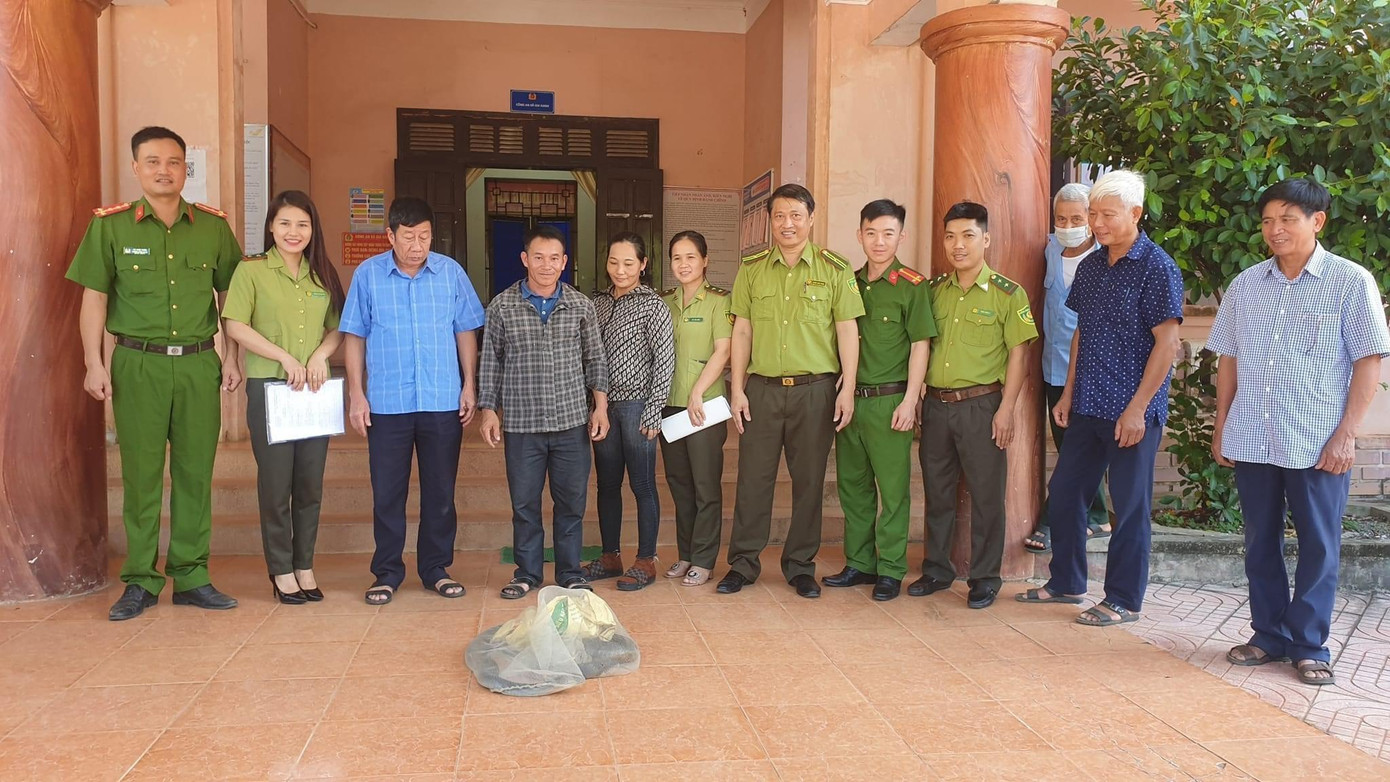 Người dân giao nộp cá thể rắn cho lực lượng chức năng.