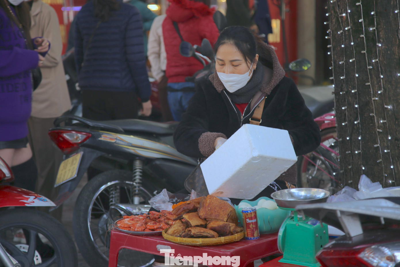 Những người bán đồ cúng tại đây ngoài xôi còn bán bộ mâm cúng tam sên gồm: thịt quay, trứng luộc và tôm. Những người bán đồ cúng tại đây ngoài xôi còn bán bộ mâm cúng tam sên gồm: thịt quay, trứng luộc và tôm.