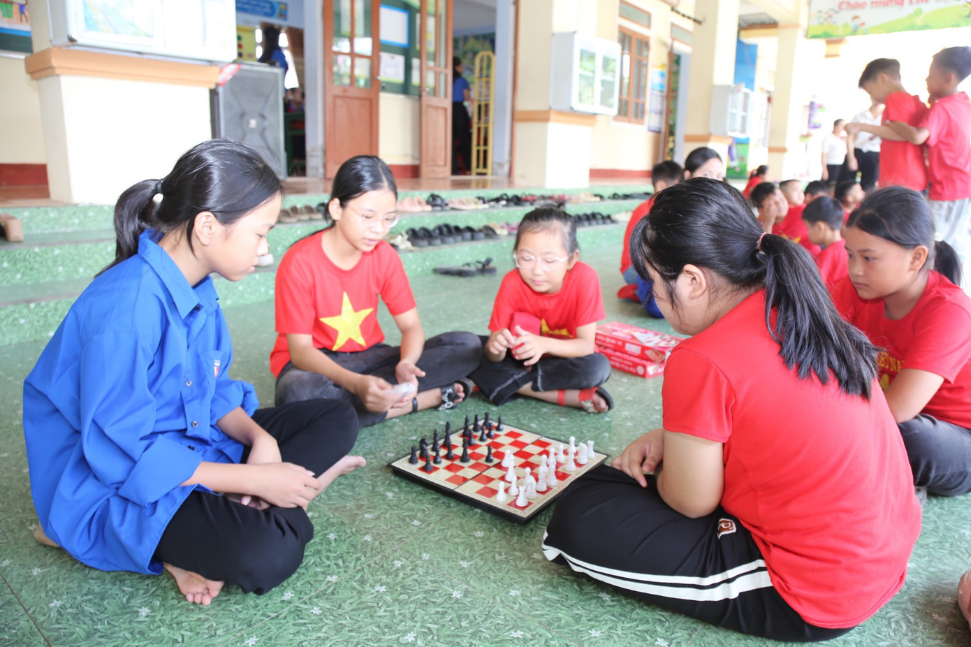 Nhiều hoạt động hè được đoàn viên thanh niên thực hiện tại các nhà văn hoá thôn, trường học. Nhiều hoạt động hè được đoàn viên thanh niên thực hiện tại các nhà văn hoá thôn, trường học.