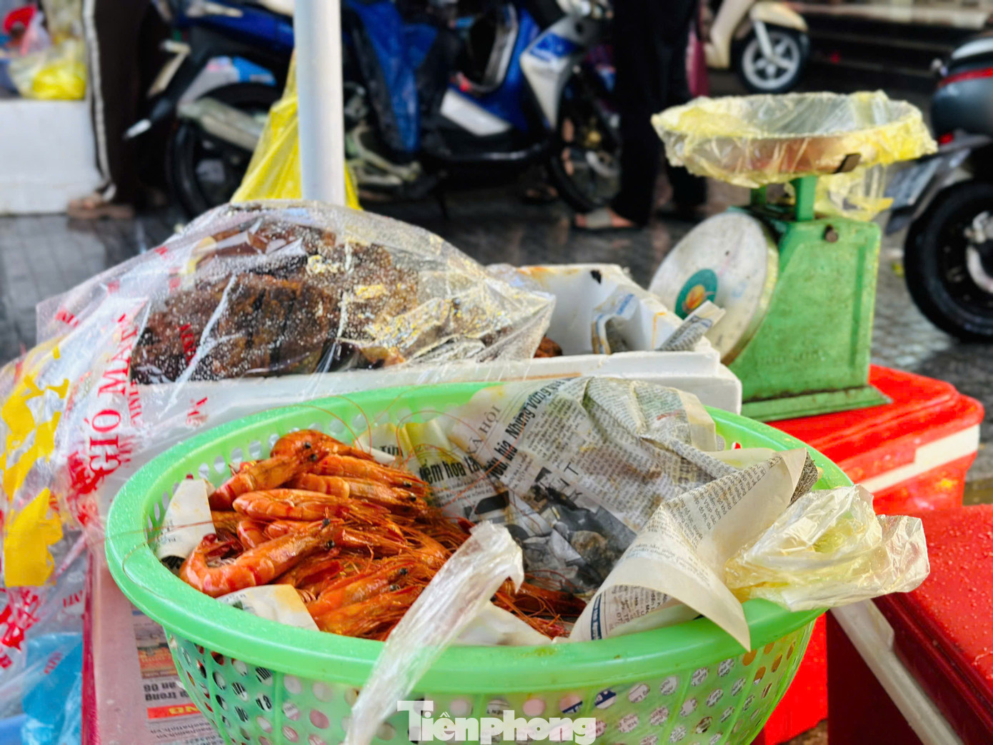 Bình quân một lễ cúng Thần tài dao động từ 150.000 - 250.000 đồng, tùy vào trọng lượng thịt và số lượng tôm, trứng theo yêu cầu của khách hàng. Mâm cúng tam sên gồm xôi gấc, thịt quay, tôm và trứng luộc.