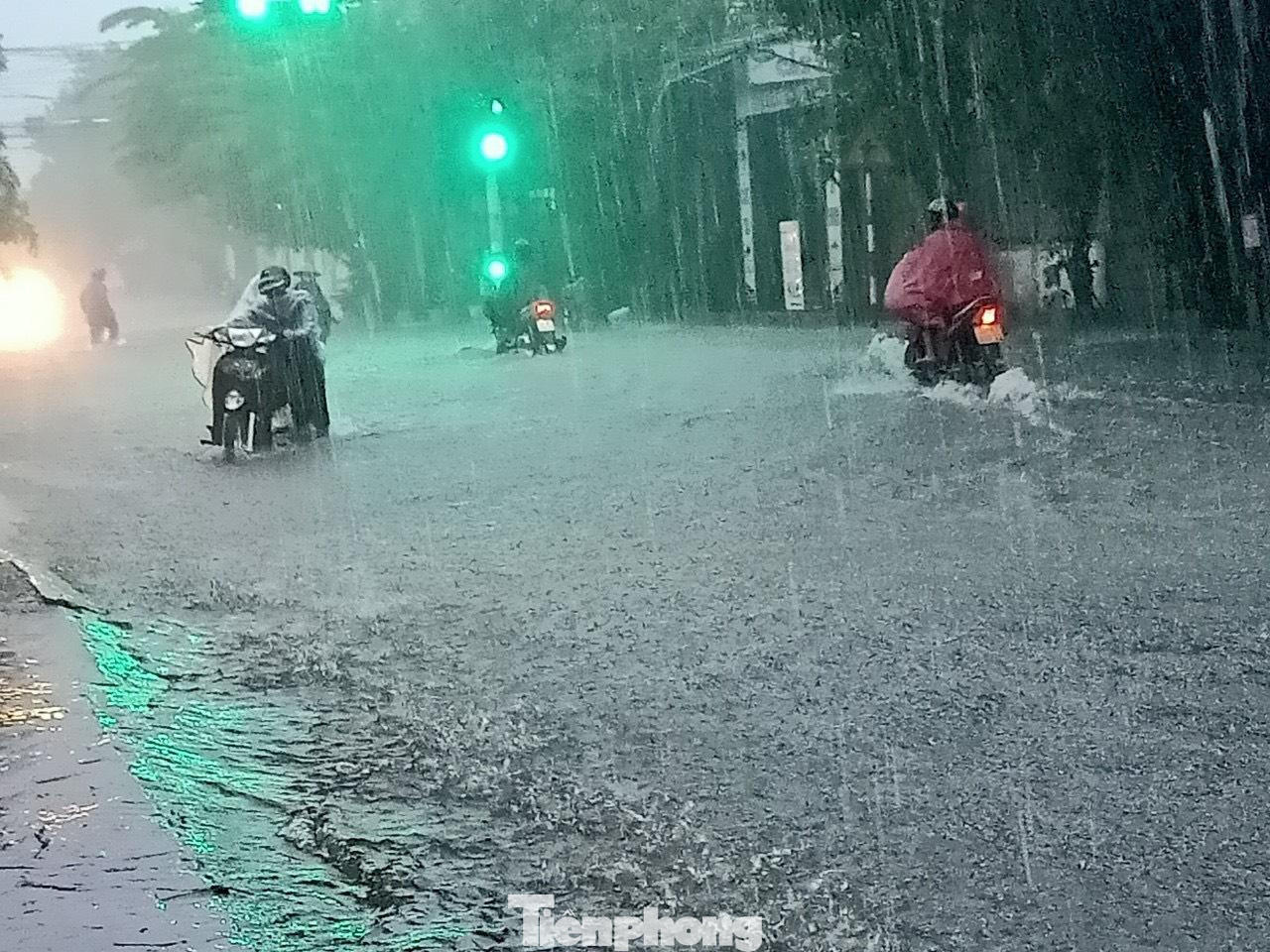 Một số xe bị chết máy, người dân phải lội nước đẩy bộ.