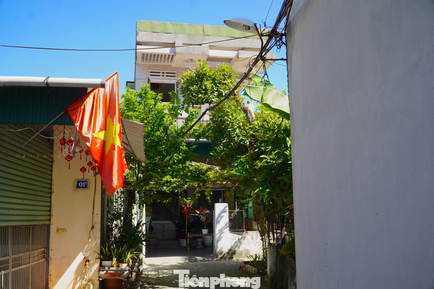 Những ngày này, trong căn nhà nhỏ của gia đình ông Trương Viết Dũng (SN 1950) ở ngõ 25, đường Lý Tự Trọng (thành phố Hà Tĩnh) ngập tràn sắc màu của đèn trung thu.