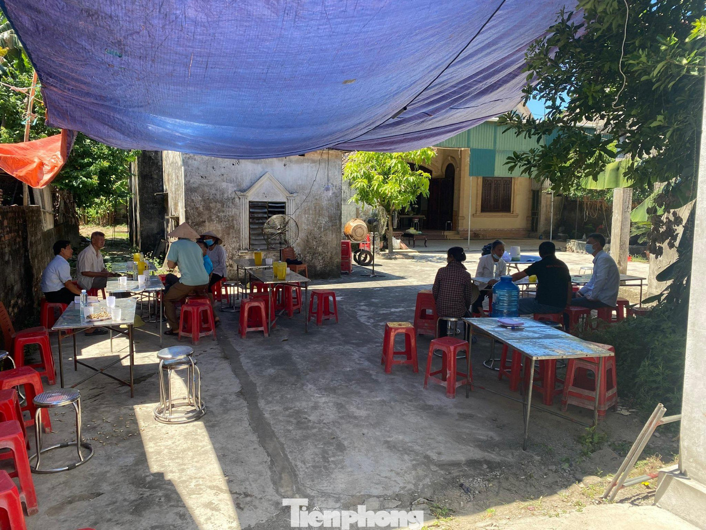 Người nhà đang tổ chức lễ an táng cho nạn nhân. Người nhà đang tổ chức lễ an táng cho nạn nhân.