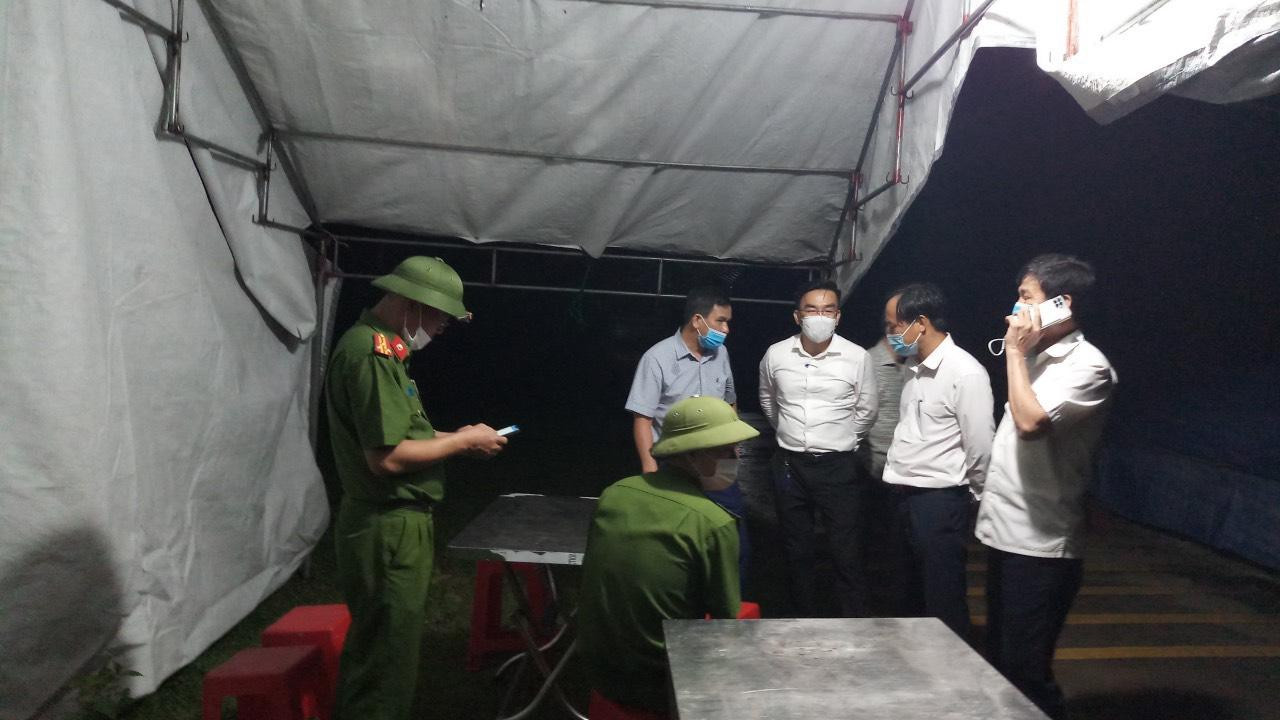 Ngành chức năng đang triển khai các phương án chống dịch trong đêm.