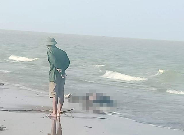 Thi thể nam thanh niên được phát hiện tại bờ biển.