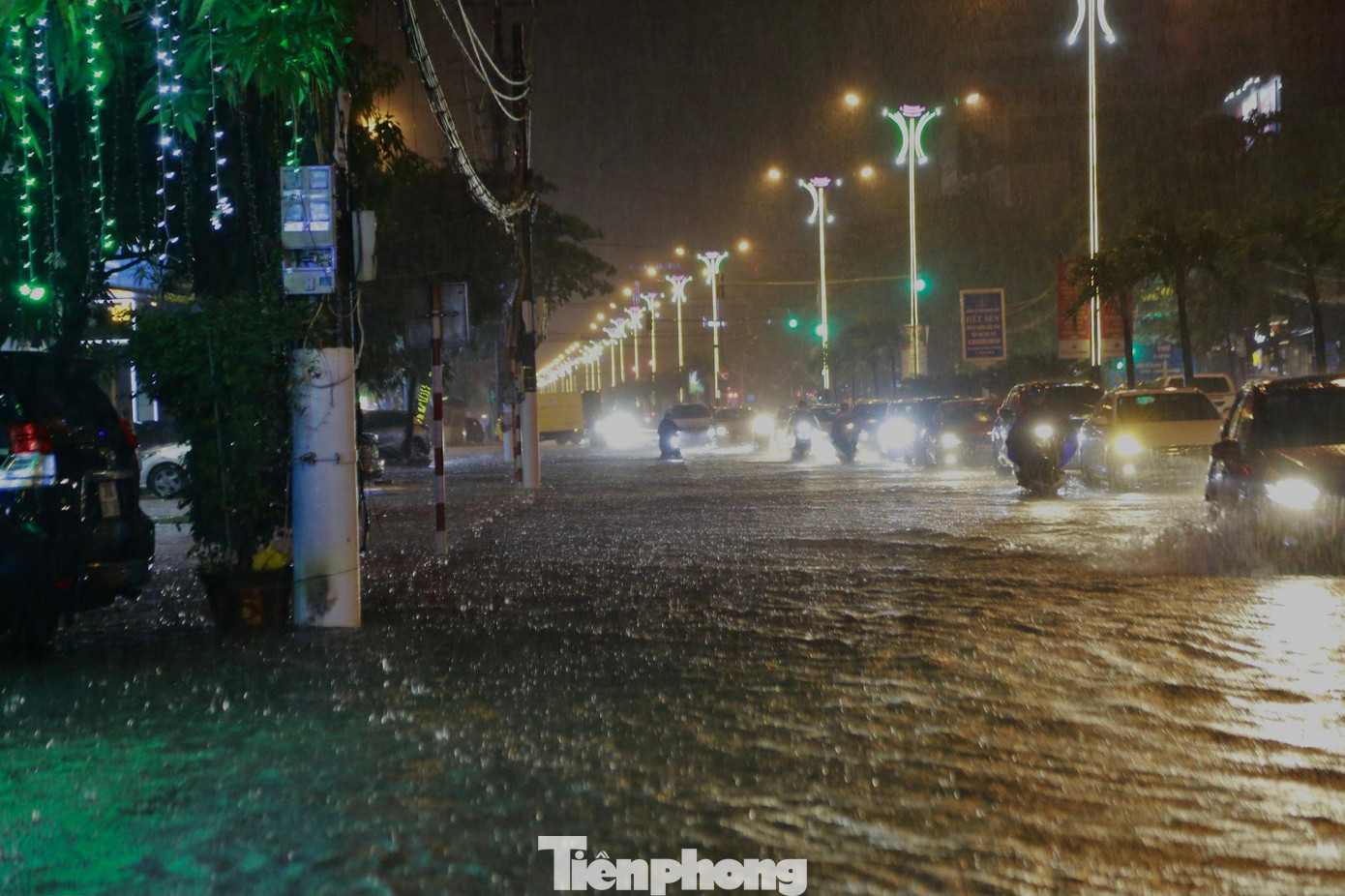 Tại đường Hà Huy Tập, phương tiện phải di chuyển chậm, chọn những địa điểm cao hơn để đi lại. Tại đường Hà Huy Tập, phương tiện phải di chuyển chậm, chọn những địa điểm cao hơn để đi lại.