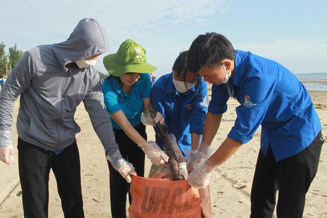 Mỗi người một tay sẽ giúp bãi biển trở nên sạch đẹp hơn.