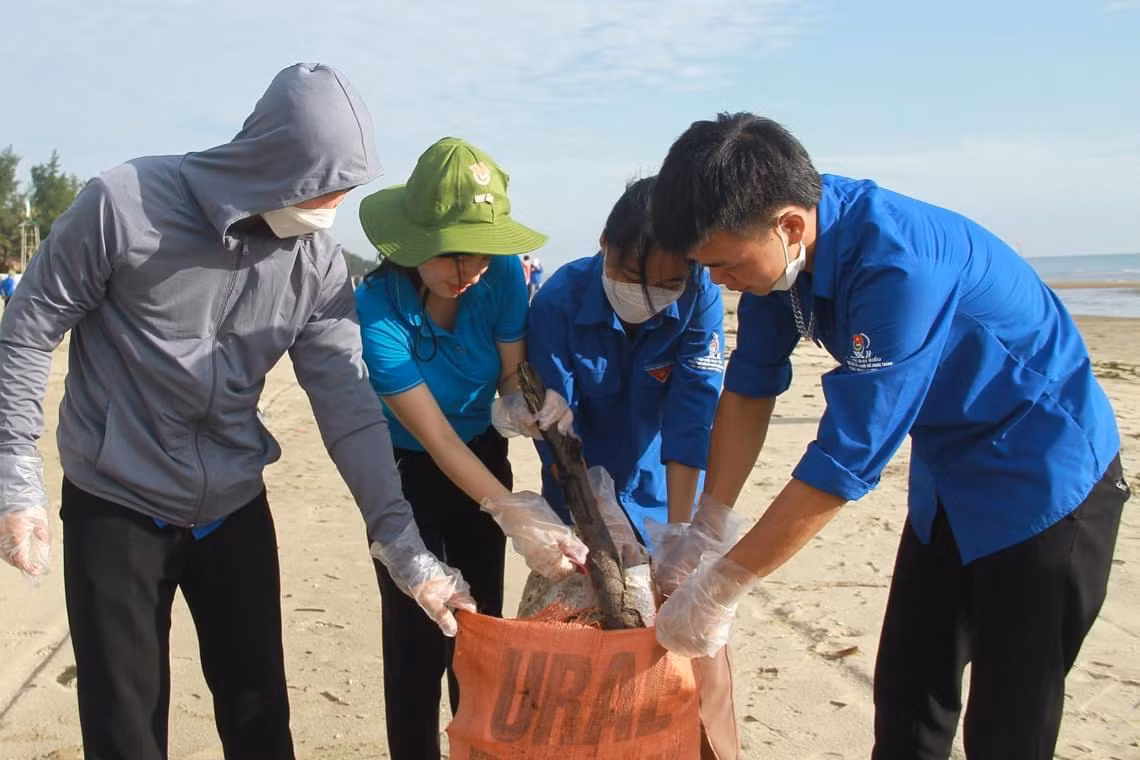 Mỗi người một tay sẽ giúp bãi biển trở nên sạch đẹp hơn. Mỗi người một tay sẽ giúp bãi biển trở nên sạch đẹp hơn.