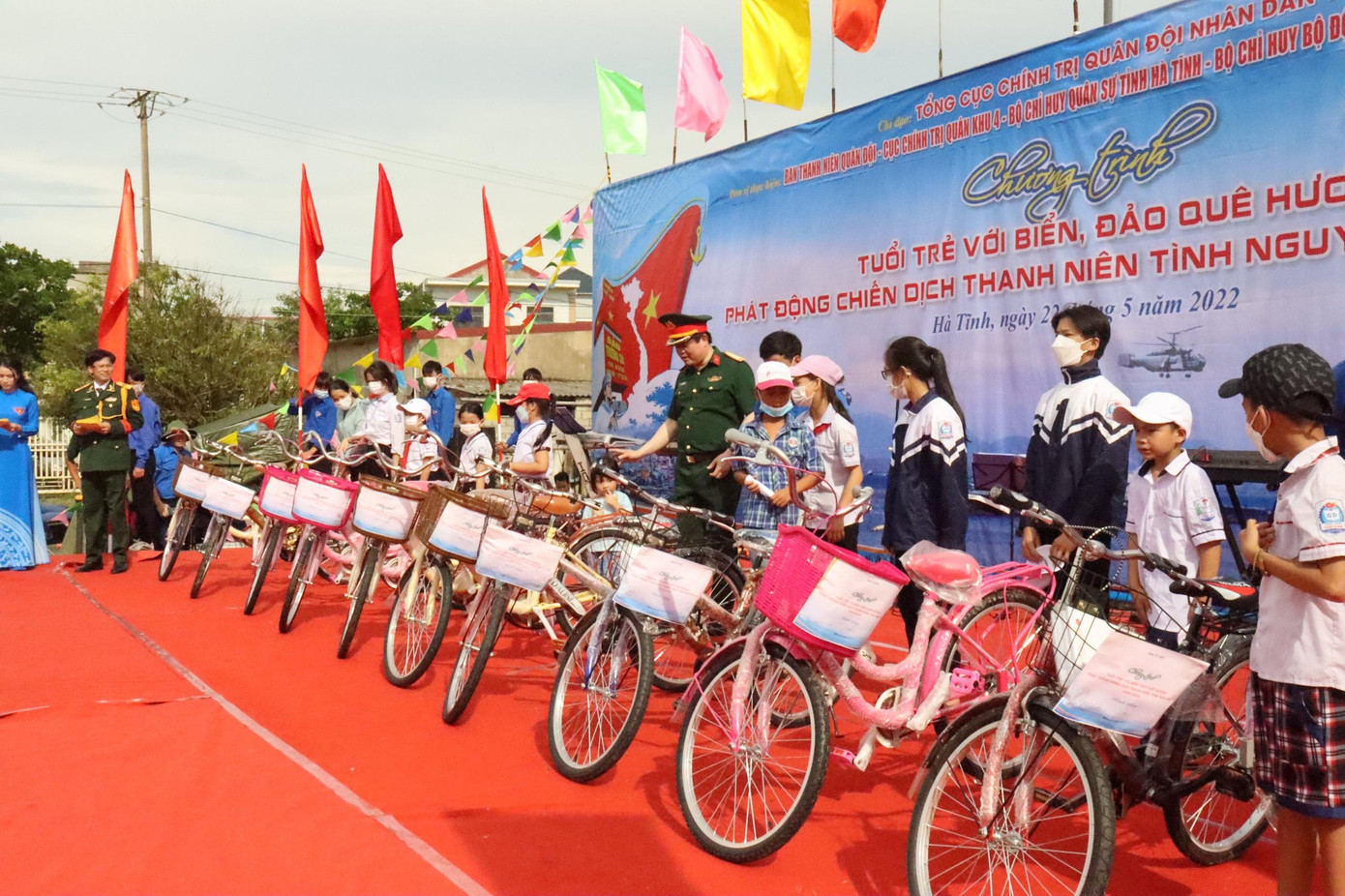 Ngoài ra Ban Tổ chức Chương trình còn trao tặng 1.000 lá cờ Tổ quốc, 1 ngôi nhà trị giá 80.000.000; 10 chiếc xe đạp, 20 quạt điện, 200 áo phao và phao cứu sinh; khám, tư vấn, cấp thuốc miễn phí cho hơn 400 lượt người và tổ chức các hoạt động ra quân vệ sinh môi trường, xây dựng nông thôn mới với tổng trị giá trị chương trình trên 465 triệu đồng. Ngoài ra Ban Tổ chức Chương trình còn trao tặng 1.000 lá cờ Tổ quốc, 1 ngôi nhà trị giá 80.000.000; 10 chiếc xe đạp, 20 quạt điện, 200 áo phao và phao cứu sinh; khám, tư vấn, cấp thuốc miễn phí cho hơn 400 lượt người và tổ chức các hoạt động ra quân vệ sinh môi trường, xây dựng nông thôn mới với tổng trị giá trị chương trình trên 465 triệu đồng.