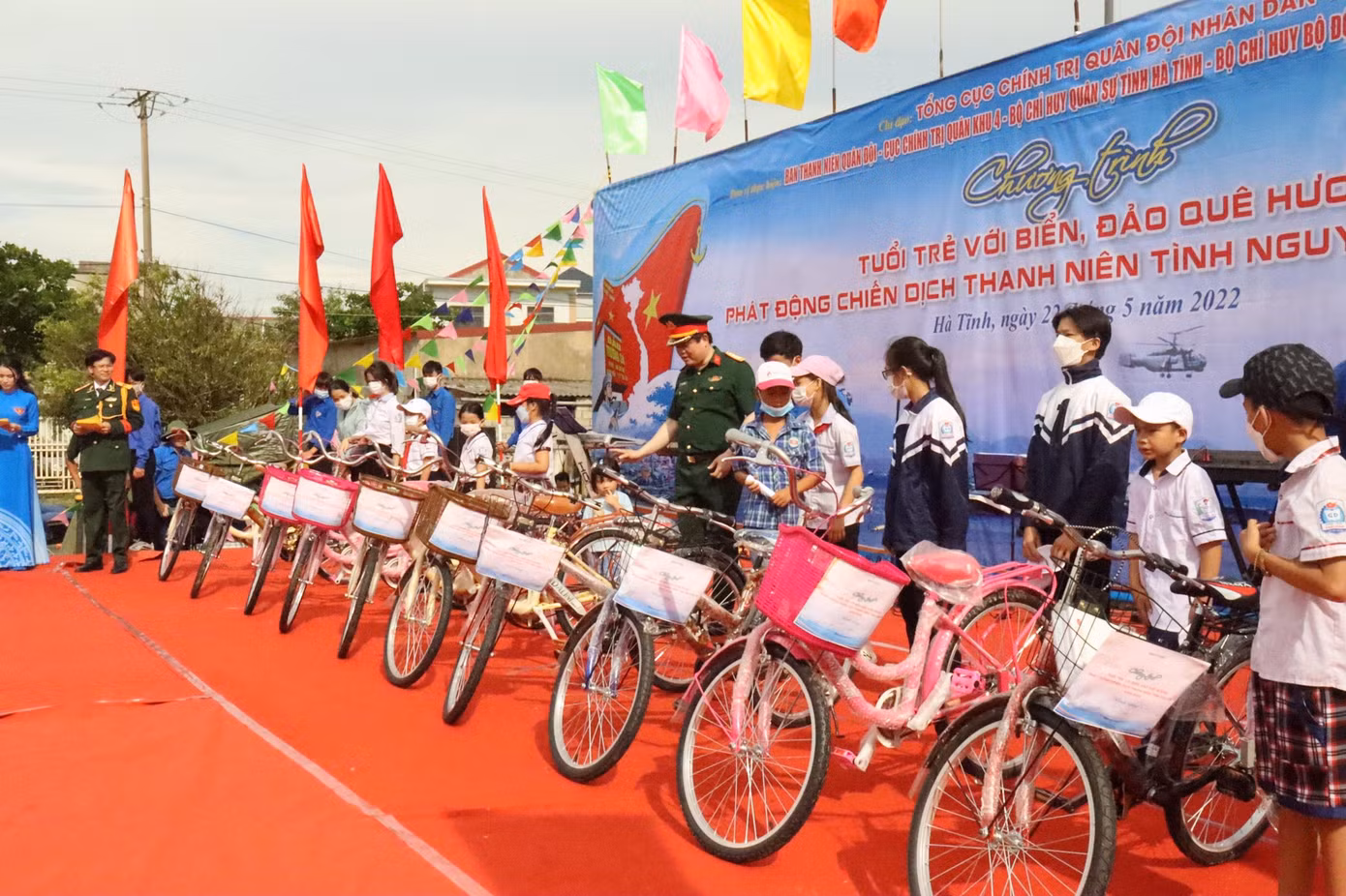Ngoài ra Ban Tổ chức Chương trình còn trao tặng 1.000 lá cờ Tổ quốc, 1 ngôi nhà trị giá 80.000.000; 10 chiếc xe đạp, 20 quạt điện, 200 áo phao và phao cứu sinh; khám, tư vấn, cấp thuốc miễn phí cho hơn 400 lượt người và tổ chức các hoạt động ra quân vệ sinh môi trường, xây dựng nông thôn mới với tổng trị giá trị chương trình trên 465 triệu đồng.