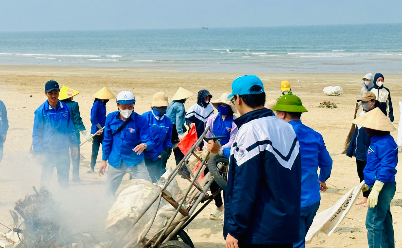 Một số loại rác thải như gốc cây, ván gỗ được đoàn viên thanh niên thu gom, tiến hành xử lý tại bờ biển. Một số loại rác thải như gốc cây, ván gỗ được đoàn viên thanh niên thu gom, tiến hành xử lý tại bờ biển.