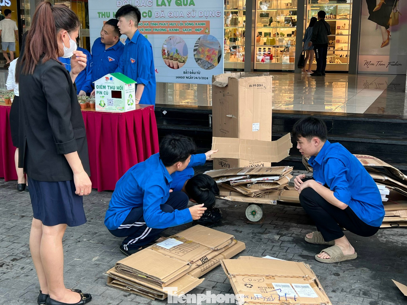 Toàn bộ phế liệu thu được đã được trao tặng cho ngôi nhà xanh của chi hội phụ nữ phường Hà Huy Tập còn pin cũ đã được phân loại riêng để gửi tới nơi xử lý.