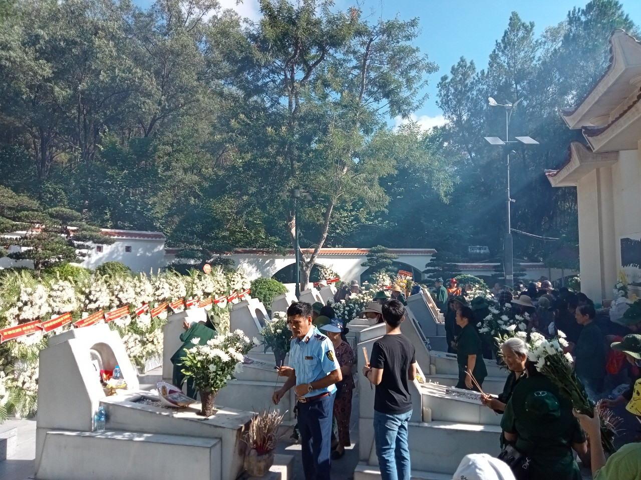 Tại Di tích Ngã ba Đồng Lộc những ngày này có đông đảo người dân đến dâng hương. Tại Di tích Ngã ba Đồng Lộc những ngày này có đông đảo người dân đến dâng hương.