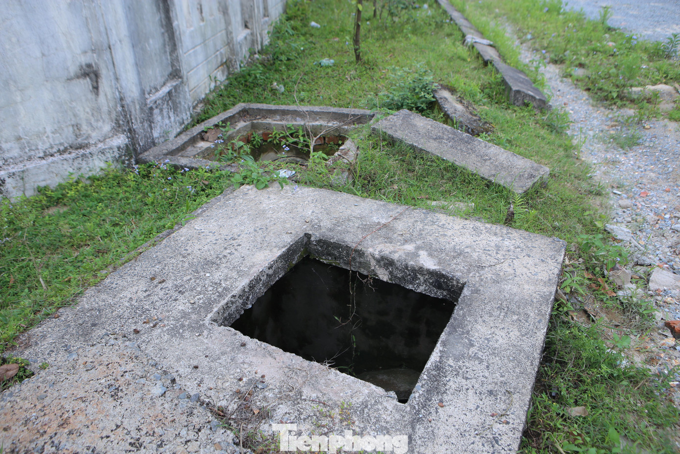 Các hệ thống mương nước bị bật nắp cống, mất an toàn cho người tham gia giao thông trên tuyến đường này.