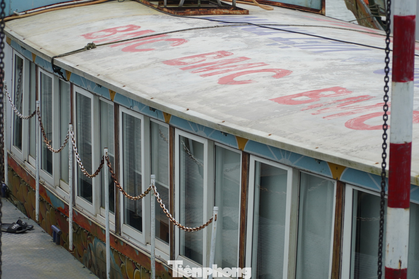 Hệ thống cáp ngầm điện bỏ không giữa bãi đất, bên cạnh đó hạng mục thuyền đón khách cũng đã xuống cấp.