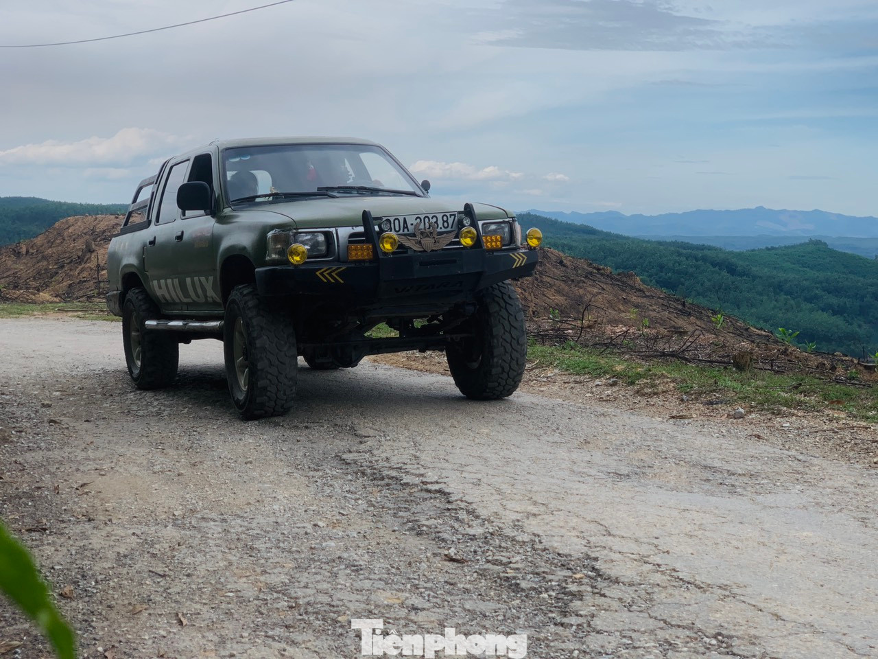 Mặt đường bong tróc, hư hỏng hoàn toàn.