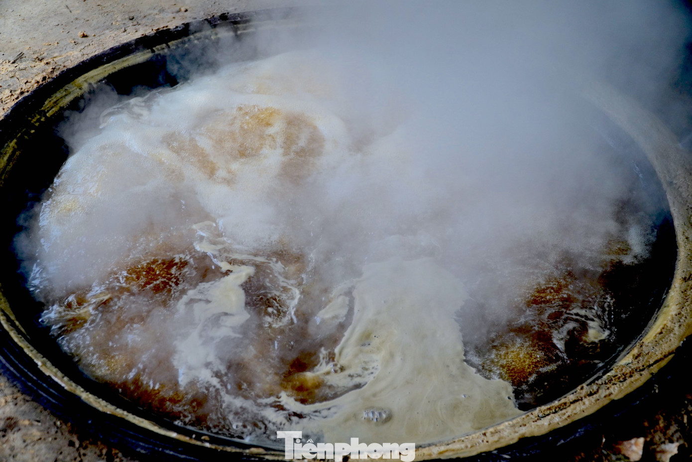 Khi nước mía được chắt lọc, loại bỏ các tạp chất sẽ cho vào những chiếc chảo lớn để nấu khoảng 4h đồng hồ. Khi nước mía chuyển qua sền sệt, có màu nâu vàng, công việc nấu mật mới hoàn tất.