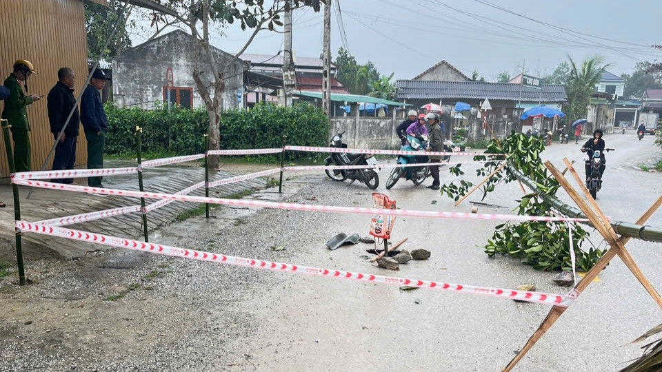 Xuất hiện hố “tử thần” trên đường, cấm xe trọng tải lớn.