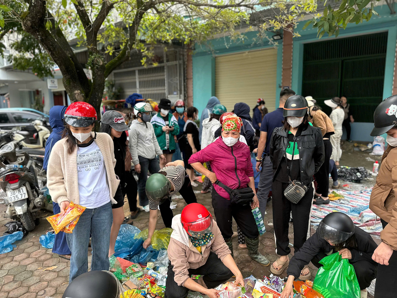 "Chủ cửa hàng là bạn tôi. Khi biết tin, tôi nghỉ làm và đến đây cùng mọi người thu dọn hàng hoá. Khi chúng tôi vừa đăng thông tin hỗ trợ giải cứu hàng hoá giúp cho cửa hàng, người dân đến ủng hộ rất đông. Điều thể hiện tinh thần tương thân tương ái", anh Nguyễn Đình Thư (phường Đại Nài, thành phố Hà Tĩnh) chia sẻ.