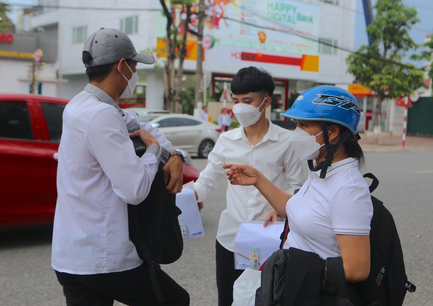 Từ ngoài cổng, các thí sinh được hỗ trợ giữ đồ đạc, chỉ được mang những giấy tờ, dụng cụ thiết yếu vào phòng thi.