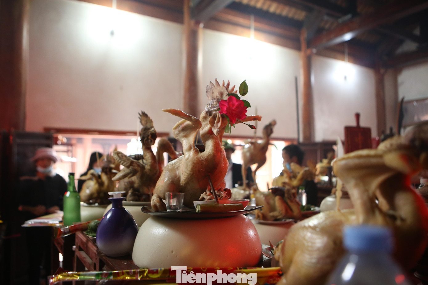 Dòng họ Nguyễn Đình có 3 chi, 500 đinh. Mỗi gia đình trong dòng họ đều tự làm mâm cỗ để đến dâng trong nhà thờ.