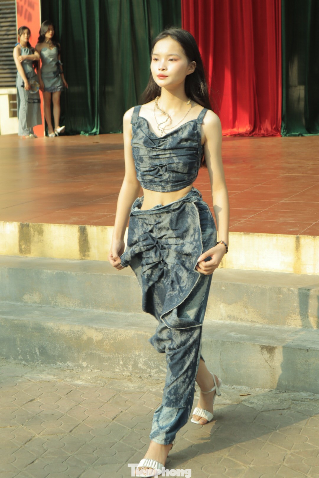 Được biết, đây là những sản phẩm dự thi chương trình "Thời trang và cuộc sống" với chủ đề sáng tạo từ vải jeans tái chế, do Đoàn trường THPT Nguyễn Trung Thiên tổ chức và khởi xướng.