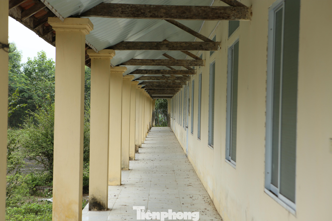 Dãy nhà làm việc bỏ hoang, nhếch nhác.