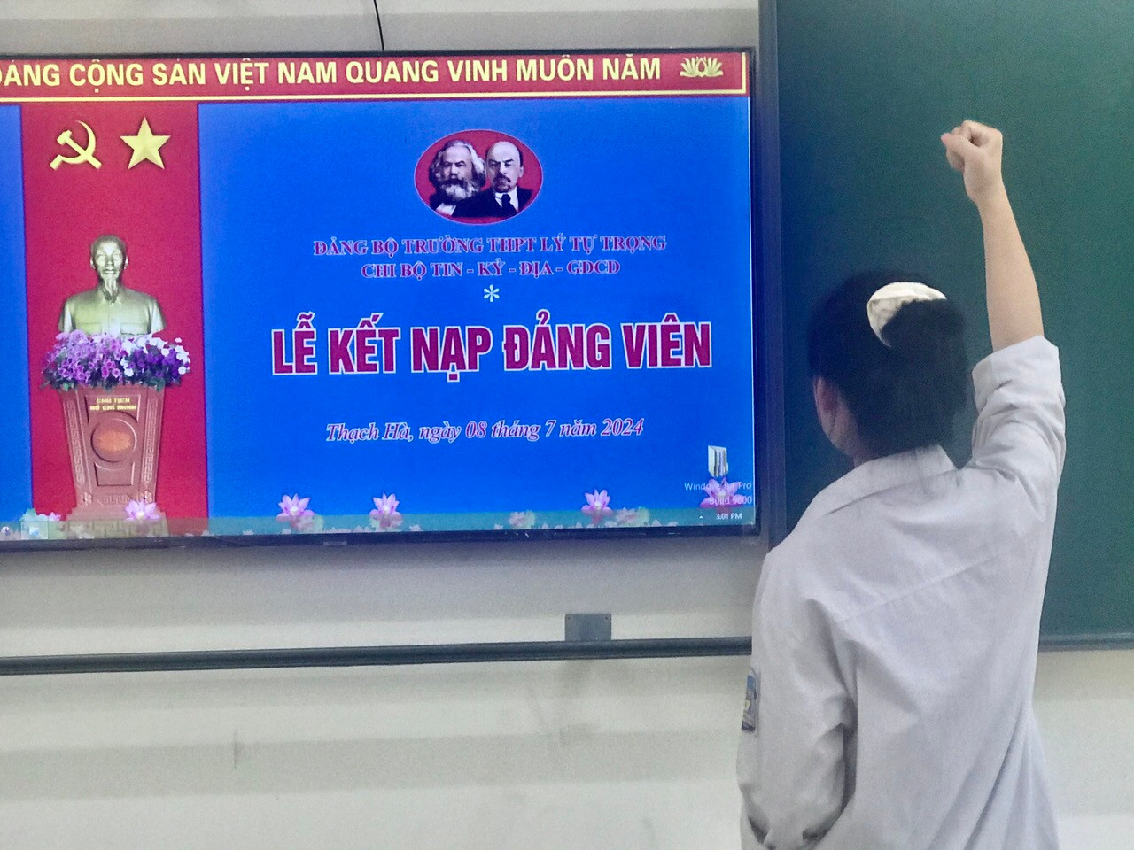 Niềm tự hào của học sinh khi được đứng vào hàng ngũ của Đảng.