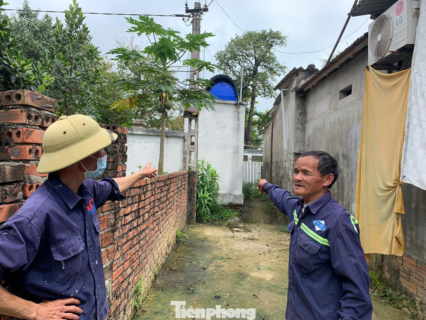 Theo người dân, phía trước là con đường cũ của thôn trước đây đi qua đền để sang bên cụm dân cư khác, nhưng nay cũng bị chặn lại.