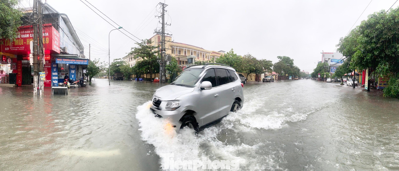 Ghi nhận của Tiền Phong, sau trận mưa lớn từ đêm hôm qua đến sáng nay (16/10) khiến các tuyến đường ở TP Hà Tĩnh như: Nguyễn Du, Hải Thượng Lãn Ông, Nguyễn Công Trứ, Trần Phú, Lê Nin… bị ngập sâu, giao thông đi lại rất khó khăn.