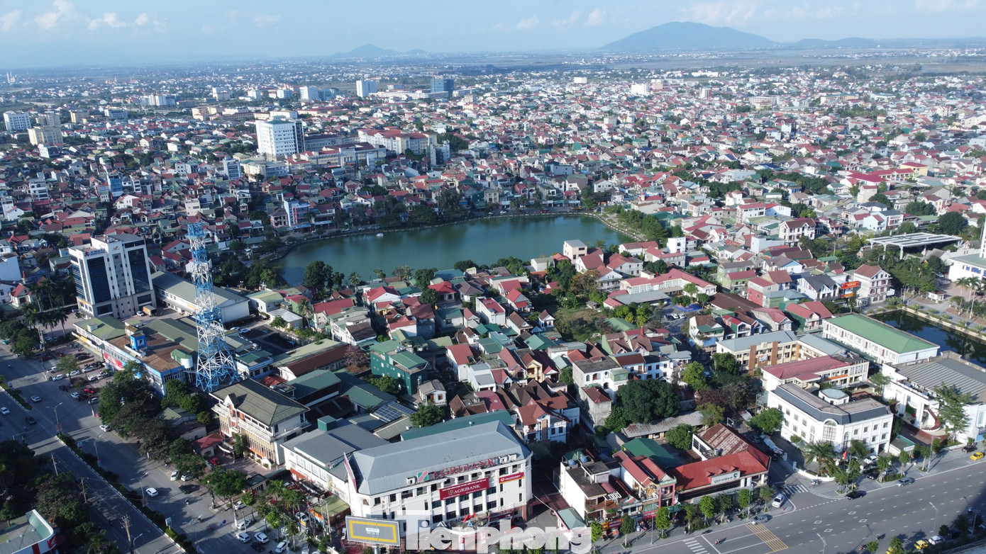 Lãnh đạo thành phố Hà Tĩnh cho biết, việc mở rộng thành phố sẽ đủ điều kiện để thành phố Hà Tĩnh đạt tiêu chí đô thị loại II. Theo tiêu chí của Trung ương, đô thị loại II phải đảm bảo dân số 250.000 người dân, diện tích trên 170km2. Ngoài ra hiện nay không gian phát triển của thành phố Hà Tĩnh không còn nữa. Lãnh đạo thành phố Hà Tĩnh cho biết, việc mở rộng thành phố sẽ đủ điều kiện để thành phố Hà Tĩnh đạt tiêu chí đô thị loại II. Theo tiêu chí của Trung ương, đô thị loại II phải đảm bảo dân số 250.000 người dân, diện tích trên 170km2. Ngoài ra hiện nay không gian phát triển của thành phố Hà Tĩnh không còn nữa.