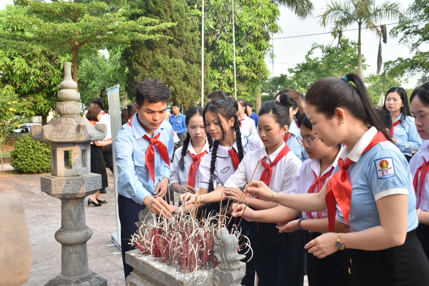 Trước đó, Đoàn đã tổ chức dâng hương Anh hùng Liệt sĩ Phan Đình Giót và các Anh hùng Liệt sĩ tại Nhà bia tưởng niệm xã Cẩm Quan, huyện Cẩm Xuyên.