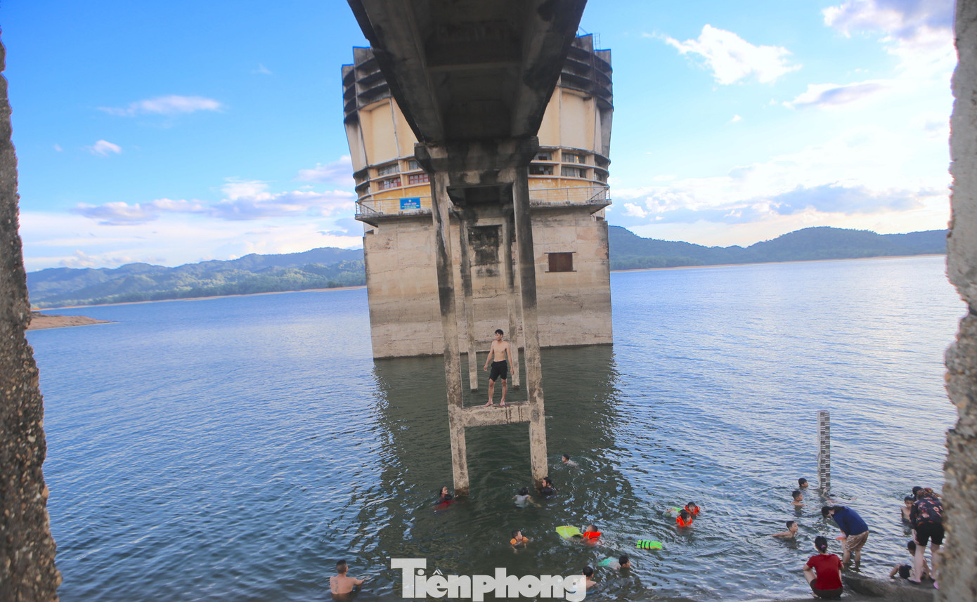 Hồ Kẻ Gỗ, xã Cẩm Mỹ, huyện Cẩm Xuyên là một trong những hồ đập lớn nhất nước. Hồ gồm một đập chính và 10 đập phụ với sức chứa hơn 300 triệu m3 nước. Nhiều người dân có mặt ngay dưới khu nhà điều tiết nước hồ Kẻ Gỗ để tắm.