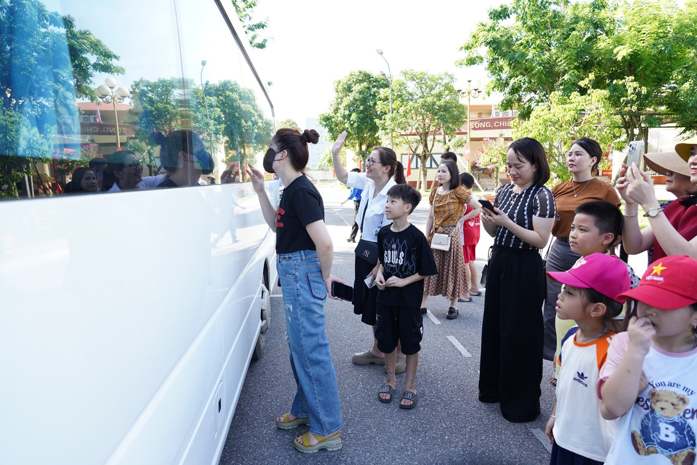 Nhiều phụ huynh cho biết, đây là lần đầu tiên các con tham gia Học kỳ trong Quân đội. Trong môi trường quân đội, với sự trợ giúp của các thầy cô và các chiến sĩ, mong rằng các cháu sẽ được rèn luyện, học tập, trang bị thêm các kiến thức xã hội, kỹ năng sống, bản lĩnh, mạnh mẽ, cứng cáp hơn để có thể vượt qua tất cả những khó khăn, thử thách phía trước.