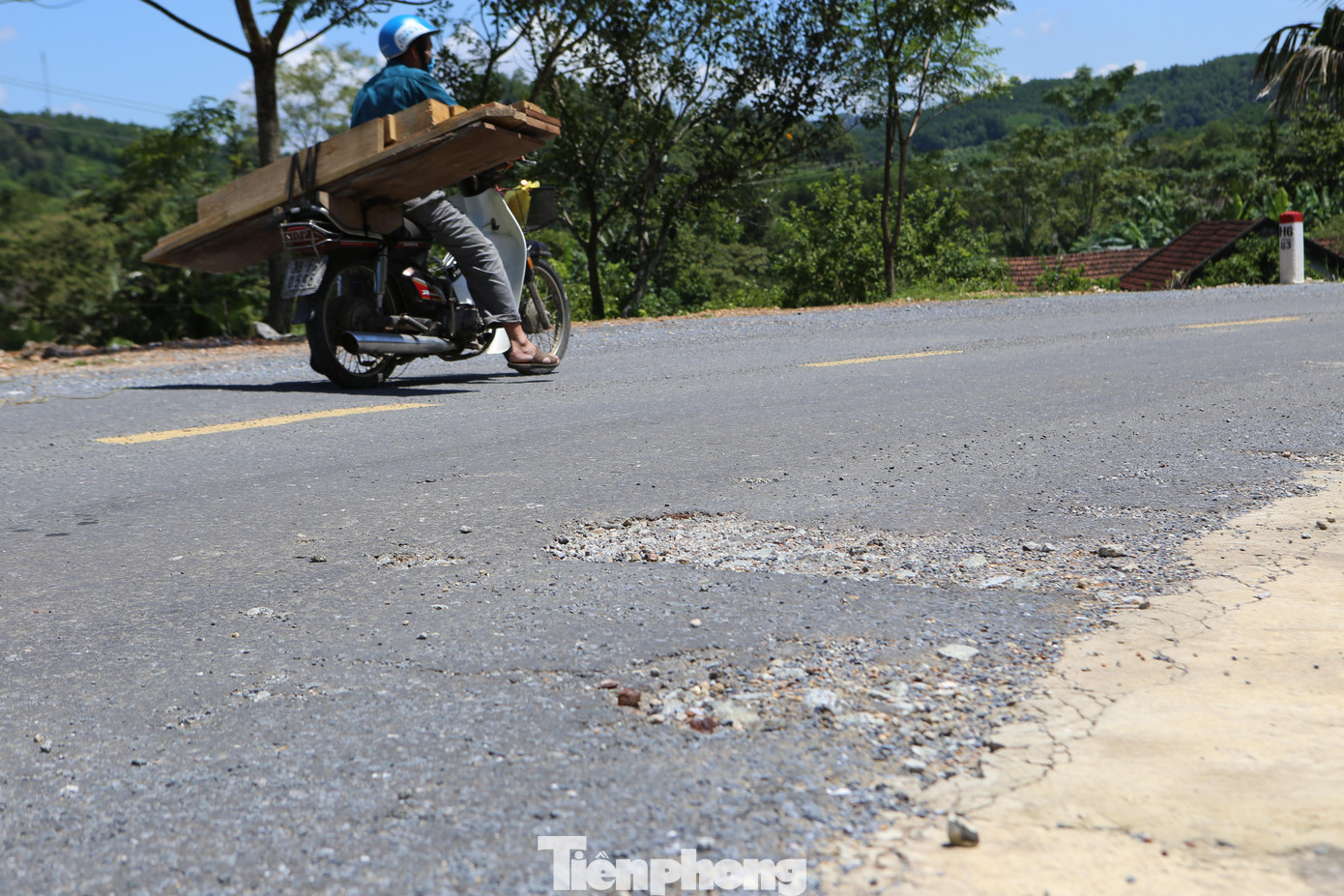 Ông Nguyễn Đăng Nhàn - Chủ tịch UBND xã Thọ Điền, huyện Vũ Quang cho biết, dự án nâng cấp sửa chữa quốc lộ 281 qua địa bàn, xã là đơn vị hưởng lợi, nhiệm vụ giải phóng mặt bằng. Tuy nhiên tuyến đường này có một số đoạn đơn vị thi công làm tốt, đoạn làm kém chất lượng. Hiện tại qua rà soát có 3 điểm đã xảy ra hiện tượng sạt lở, sụt lún bê tông, lề đường...