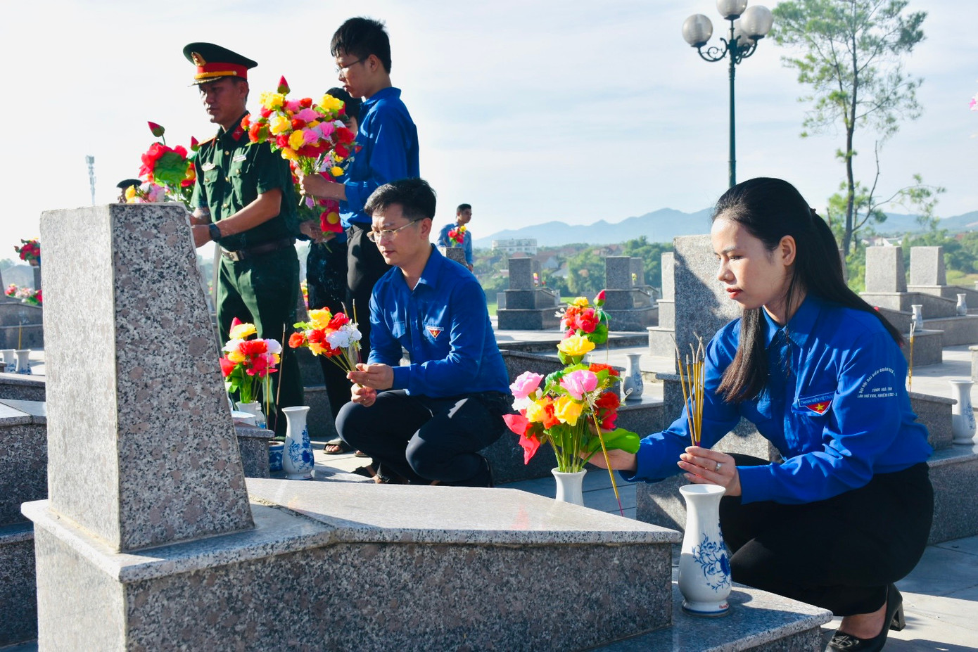 Tổ chức thắp nến tri ân các anh hùng liệt sỹ đồng loạt toàn tỉnh tại 230 nghĩa trang, khu tưởng niệm với hơn 23.000 đoàn viên thanh niên tham gia