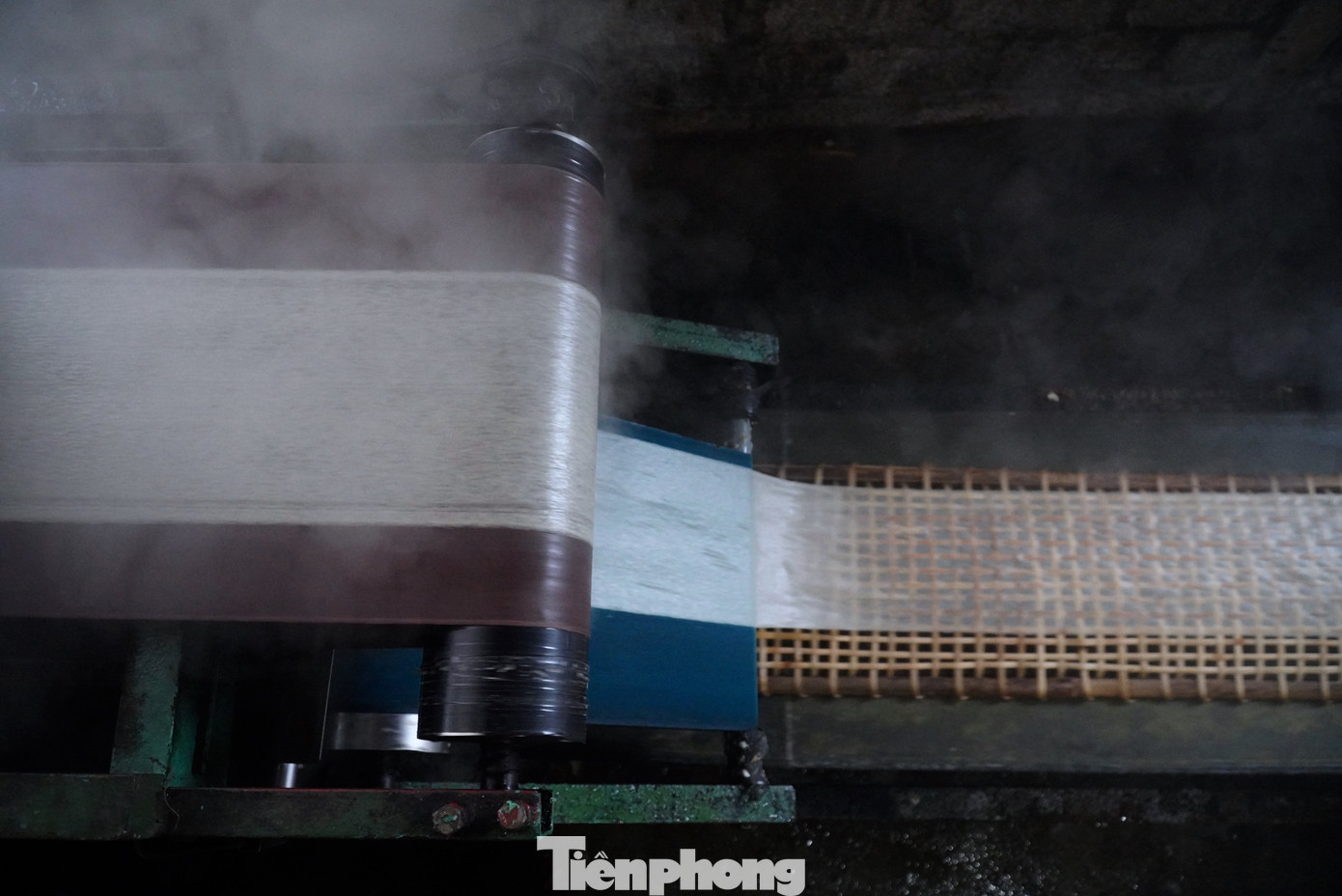 Trước đây bánh được tráng bằng tay, nhưng nay số lượng khách hàng tăng nên người dân ở đây đều đầu tư máy móc để sản xuất.