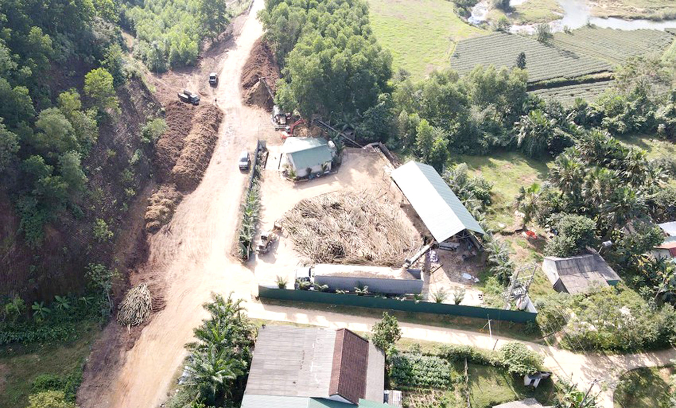 Cơ sở chế biến gỗ băm dăm trái phép tại xã Sơn Tây, huyện Hương Sơn của Công ty TNHH MTV TM&DV Hoài Luyến. Cơ sở chế biến gỗ băm dăm trái phép tại xã Sơn Tây, huyện Hương Sơn của Công ty TNHH MTV TM&DV Hoài Luyến.