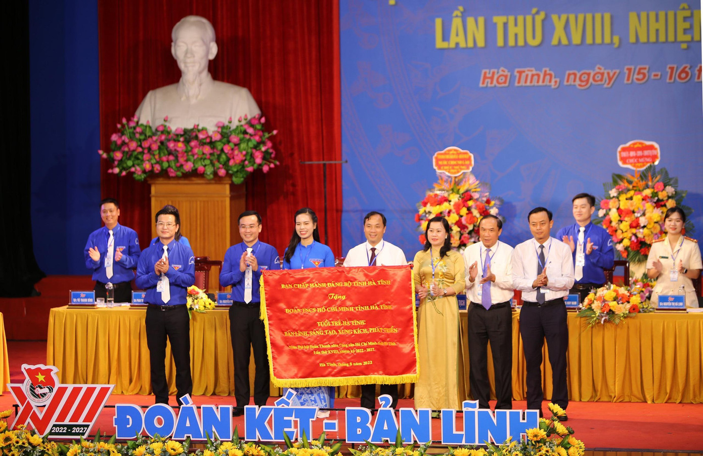 Ban Chấp hành Đảng bộ tỉnh trao tặng Đoàn TNCS Hồ Chí Minh tỉnh Hà Tĩnh bức trướng với nội dung “Tuổi trẻ Hà Tĩnh bản lĩnh – sáng tạo – xung kích - phát triển”.
