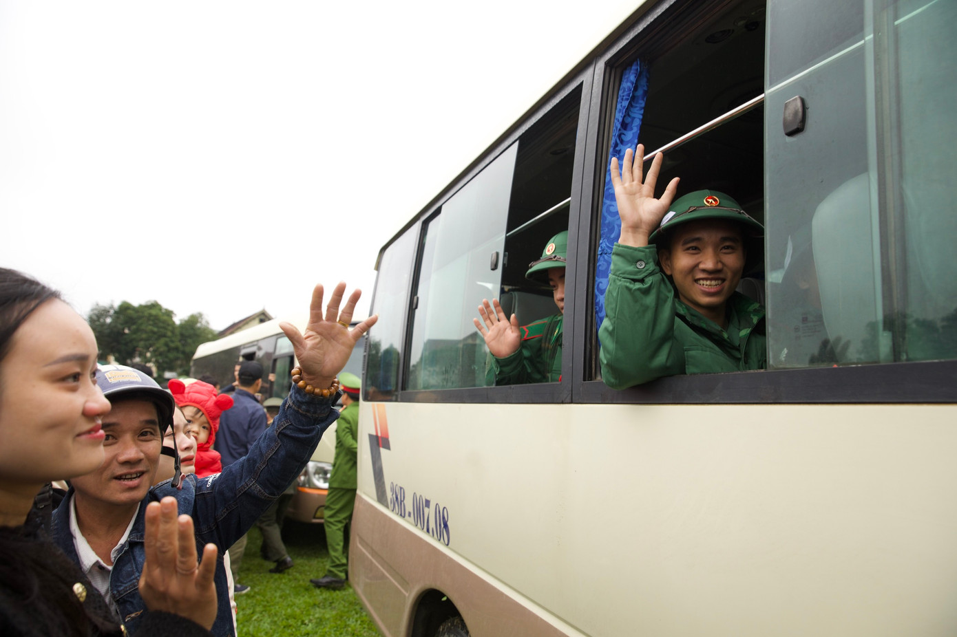 Đoàn xe lăn bánh đưa các tân binh lên đường làm nhiệm vụ.