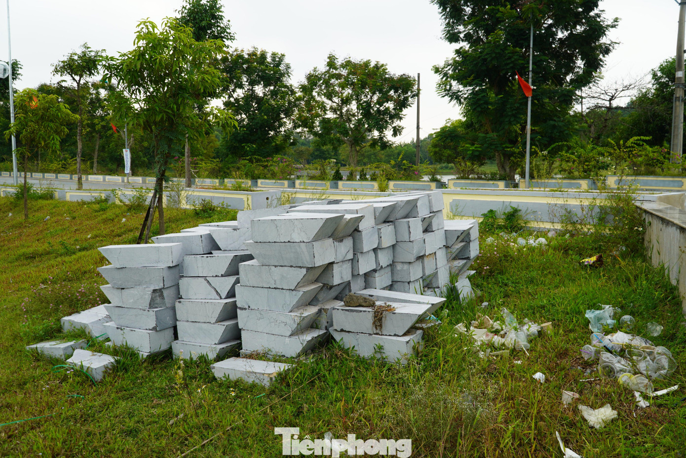 Vật liệu xây dựng để ngổn ngang, trở thành điểm xả rác thải. Vật liệu xây dựng để ngổn ngang, trở thành điểm xả rác thải.