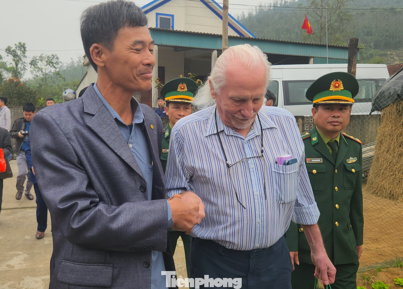 Ông Hà Huy Mỳ, cháu liệt sĩ Cao Văn Tuất bắt tay cảm ơn ông Peter Mathews vì đã giữ gìn cuốn sổ cho đến hôm nay để trao trả lại cho gia đình. Ông Hà Huy Mỳ, cháu liệt sĩ Cao Văn Tuất bắt tay cảm ơn ông Peter Mathews vì đã giữ gìn cuốn sổ cho đến hôm nay để trao trả lại cho gia đình.