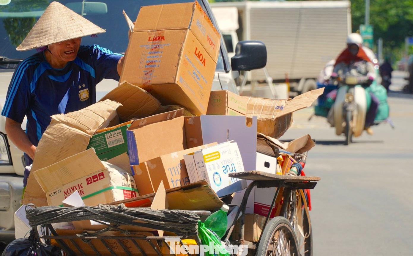 Giữa thời tiết nắng nóng, ông Nguyễn Đình Du (trú thành phố Hà Tĩnh) vẫn đều đặn đạp xe xích lô trên các tuyến đường để thu gom phế liệu. Công việc này giúp ông có tiền trang trải trong cuộc sống hàng ngày.